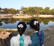 [포토]새단장한 경복궁 '향원정' 관람하는 시민들
