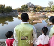 [포토]가족끼리 한복입고 새단장한 경복궁 '향원정' 관람