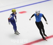 황대헌, '쇼트트랙 월드컵' 1000m 우승..한국 男 첫 메달
