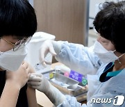'자율접종' 원칙인데 '청소년 백신 유도 조례' 발의한 서울시의원