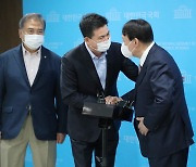 김태호 공동선대위원장과 악수 나누는 윤석열