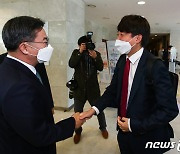 김동연과 반갑게 인사 나누는 이준석 대표