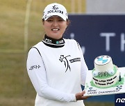 LPGA 투어 한국인 200승 기념 케이크 든 고진영
