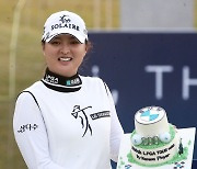 LPGA 투어 한국인 200승 기념 케이크 든 고진영