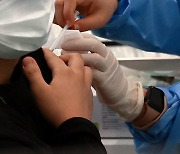 국민 70% 백신 접종 완료..25일 단계적 일상회복 초안 공개