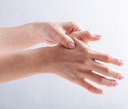손가락 아프면 관절염? '의외의' 원인 3