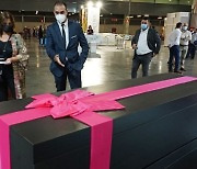 '오징어 게임' 인기 상상초월! 핑크리본 달린 검은 관 실제 출시
