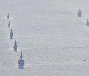 중러 해군 함정 10척, 日열도 한 바퀴 돌며 무력 시위