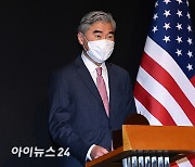 [포토]한미 북핵수석대표 협의 마치고 도어스테핑 하는 성 김