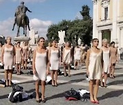 승무원 50명이 단체로 벗었다..로마 한복판 '속옷 시위'