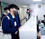 한국 코로나 백신 접종 완료율 OECD '10위'.. 일본 제쳤다