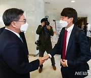 이준석 대표와 인사하는 김동연 전 부총리