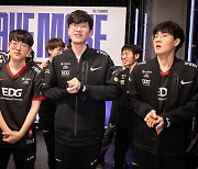 'LPL 최강 대전의 승자' EDG, 숙적 RNG 꺾고 첫 4강(종합) [롤드컵]