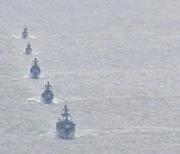 중·러 해군 함정 10척, 일본 주위 한 바퀴 돌며 무력 시위
