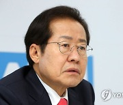 연합뉴스와 인터뷰하는 홍준표 의원