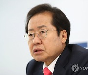 연합뉴스와 인터뷰하는 홍준표 의원