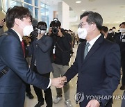 국민의힘 이준석 대표와 악수하는 김동연 전 경제부총리