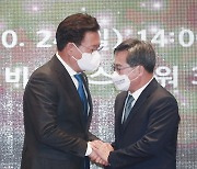악수하는 김동연 전 경제부총리와 민주당 송영길 대표