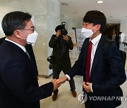 국민의힘 이준석 대표와 악수하는 김동연 전 경제부총리