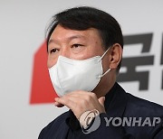 與 "尹, 천공스님도 패밀리 비즈니스도 '최순실식 사고' 연상"(종합)