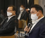 [포토]최태원 SK 회장, 김총리 만나 3년간 '청년 2만7천명' 채용 약속