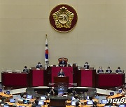 [전문] 文대통령 "위기 극복에 국회가 많은 힘..예산·입법 깊이 감사"