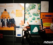 'BTS 팝업:퍼미션 투 댄스 인 서울' 방문 인증샷 '찰칵'