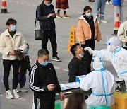 코로나19 진단검사 받는 중국인들