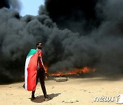 수단 국기 몸에 두르고..쿠데타 반대 시위 벌어져