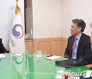 엄우종 아시아개발은행 사무총장 만난 홍남기 부총리
