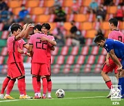 황선홍호, 데뷔전서 필리핀에 3-0 완승..이규혁 1골1도움