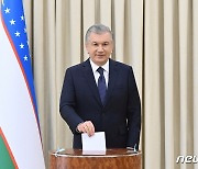 우즈베키스탄 미르지요예프 대통령 연임 성공..'80.1% 득표'
