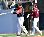 타격1위 다투는 이정후와 강백호, 경기전 다정한 투샷[포토]