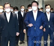 [포토] 청년희망ON 간담회 향하는 김부겸 총리와 최태원 회장