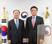 홍남기 부총리, 엄우종 ADB 사무총장 만나 '백신-보건 협력' 당부