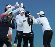 고진영에게 쏟아지는 우승 축하 물세례 [LPGA BMW 레이디스 챔피언십]