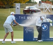 캐디로부터 '시원하게' 축하를 받는 고진영 [LPGA BMW 레이디스 챔피언십]