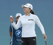 연장전에서 버디 퍼트로 우승 확정하는 고진영 [LPGA BMW 레이디스 챔피언십]