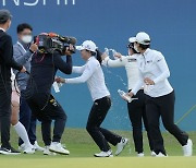 축하받는 고진영과 달아나는 전인지의 추격전 [LPGA BMW 레이디스 챔피언십]