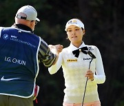 캐디와 기쁨을 나누는 전인지 [LPGA BMW 레이디스 챔피언십]