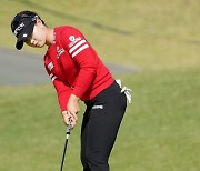 신중하게 퍼트를 시도하는 임희정 [LPGA BMW 레이디스 챔피언십]