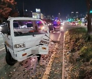 '쾅!'..인천서 중앙분리대 추돌 뒤 승용차에 받힌 트럭, 3명 부상