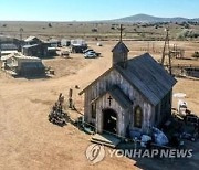 "볼드윈, 총 쏘는 장면 연습하다 권총 격발돼"..안전 외면 '인재' 가능성 제기