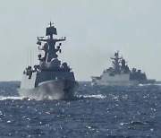 [포토] 일본 열도 돌며 무력시위 나선 중·러 해군 함정