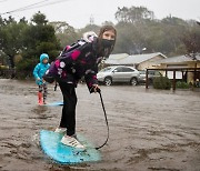 [포토] 美 캘리포니아 침수도로서 서핑보드 즐기는 어린이들