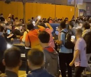 분노한 바르셀로나 팬들, 경기장 떠나는 쿠만 감독 향해 욕설·폭력[영상]