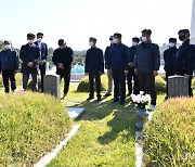 '전두환 규탄' 경남 시민들, 5·18민주묘지 참배