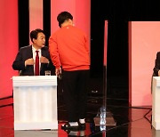 토론회 앞서 대화하는 윤석열-홍준표 후보