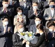 '거사(居士)' 이재명, 직원들에 감사편지 남기고 도청 떠났다