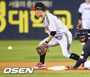 선취 2타점 적시타 손아섭,'2루 베이스 손터치로 빠르게' [사진]